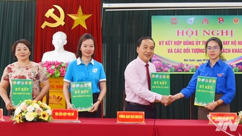 Ký hợp đồng uỷ thác cho vay hộ nghèo và đối tượng chính sách