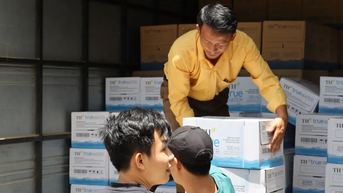 Hơn 3.600 thùng nước sạch tới vùng lũ ở Nghệ An