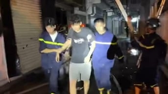 Hải Phòng: Cảnh sát giải cứu 5 người khỏi căn nhà cháy trong đêm