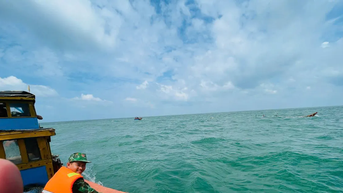 ទូក​នេសាទ​លិច អ្នក​នេសាទ​២​នាក់ សំណាងល្អ​បាន​រត់គេច​ខ្លួន​