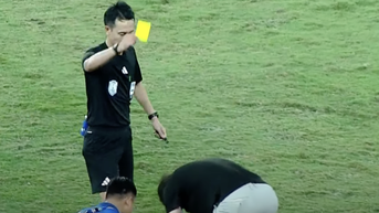 អាកប្បកិរិយាចម្លែករបស់គ្រូបង្វឹក Kim Sang-sik ចំពោះអាជ្ញាកណ្តាល ធ្វើឲ្យទស្សនិកជនសើចចំអក។