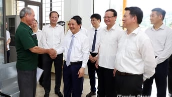 Bí thư Tỉnh ủy Hầu A Lềnh thăm xã Tân Trào