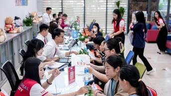 Ngay sau kỳ thi tốt nghiệp THPT, nhiều thí sinh, phụ huynh chọn xét học bạ ở UEF