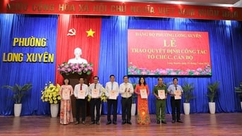 Đảng ủy phường Long Xuyên trao công bố quyết định về công tác tổ chức, cán bộ