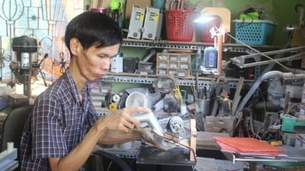 Chàng trai khuyết tật vượt lên số phận
