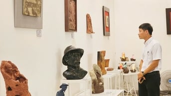 Gốm nghệ thuật kể chuyện Bác Hồ
