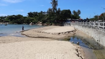 Cần có phương án giải quyết dứt điểm tình trạng nước bẩn dọc đường Phạm Văn Đồng chảy ra biển