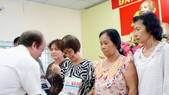 Báo SGGP tặng quà tri ân 100 gia đình người có công khó khăn tại TPHCM