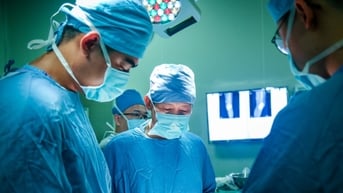 Bệnh nhân tàn phế đi lại được nhờ thay khớp gối, ám ảnh nhiễm trùng