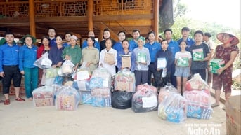 Tỉnh đoàn thăm, tặng quà hỗ trợ người dân và các đội hình tình nguyện khắc phục hậu quả mưa lũ tại các xã miền Tây Nghệ An
