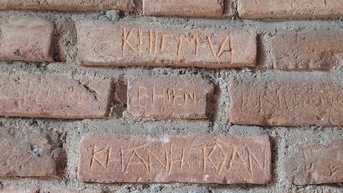 Tháp Đôi 800 năm tuổi bị bôi bẩn