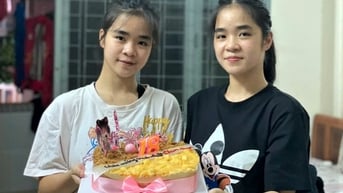 Cặp song sinh cùng tiến
