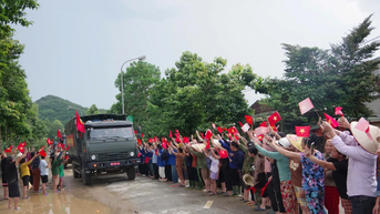 Tình quân dân xoa dịu những nỗi đau nơi “rốn lũ” Nghệ An