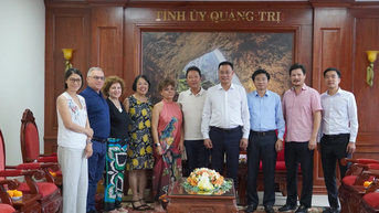 Bí thư Tỉnh ủy Lê Ngọc Quang tiếp đại diện gia đình Nhạc sĩ Hoàng Vân