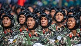 Chiến sĩ diễu binh vượt nắng thao trường 'đổ lửa'