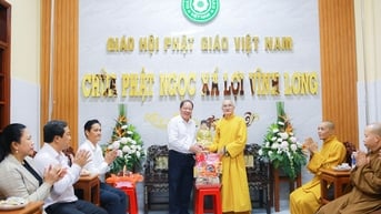 Tiếp tục phát huy truyền thống đoàn kết, sống “tốt đời, đẹp đạo”