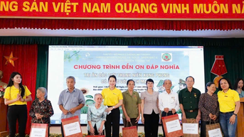 ស្ត្រីពាណិជ្ជករ Nguyen Thi Ngan៖ បុគ្គលដែលភ្ជាប់សហគមន៍អាជីវកម្មជាមួយអង្គការសប្បុរសធម៌នៅលើកោះដាច់ស្រយាល