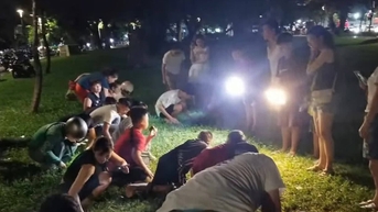 외국인 여성 관광객을 위한 '기념품' 반지를 찾기 위해 공원 잔디밭을 밤새도록 수색했습니다.