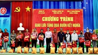 Trường Chính trị tỉnh tặng quà buôn kết nghĩa