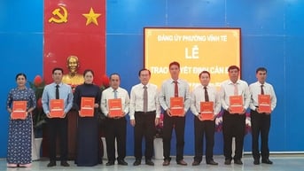 Đảng ủy phường Vĩnh Tế trao quyết định cán bộ