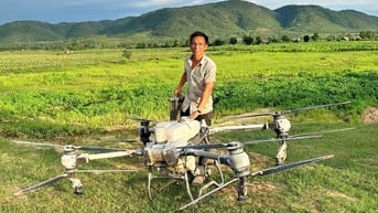 Dùng máy bay không người lái cứu 2 cháu bé mắc kẹt giữa dòng lũ