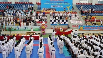 600 võ sinh Karate tranh tài 75 bộ huy chương