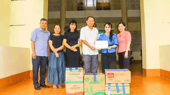 Tặng 1 tấn gạo và nhu yếu phẩm