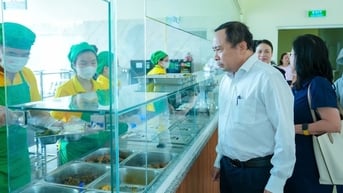 Giám đốc, hiệu trưởng xếp hàng ăn cơm sinh viên, giá 15.000 đồng/suất