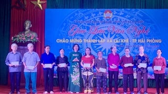 Xã Lai Khê tặng quà cho gia đình có hoàn cảnh khó khăn