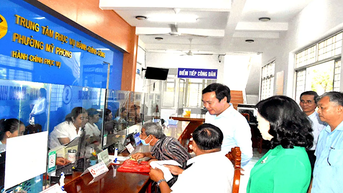 Việc giải quyết quyền lợi về hồ sơ, thủ tục cho nhân dân không được chậm trễ