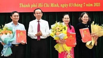 Bí thư Thành ủy TP HCM Nguyễn Văn Nên trao quyết định nghỉ hưu trước tuổi cho các lãnh đạo