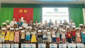 Hội LHPN tỉnh Đồng Tháp: Phối hợp thăm, tặng quà Mẹ Việt Nam Anh hùng và trẻ em khó khăn