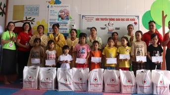 Tặng quà bệnh nhân mắc bệnh tan máu bẩm sinh tại Bệnh viện Đa khoa tỉnh - Báo Cao Bằng điện tử