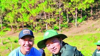 Chung tay "vá rừng" Tà Đùng