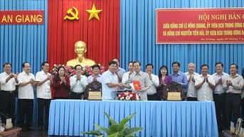 Bàn giao nhiệm vụ Bí thư Tỉnh ủy An Giang