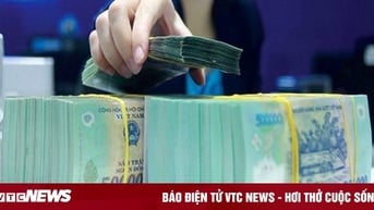 Lãi suất giảm mạnh, vì sao người dân vẫn đổ tiền vào ngân hàng?