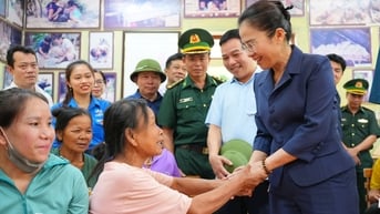 Phó Bí thư Tỉnh ủy Nghệ An trao Giấy chứng nhận quyền sử dụng đất cho đồng bào Đan Lai sống trong vùng lõi Vườn Quốc gia Pù Mát