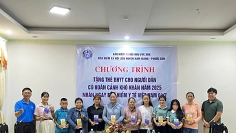 Trao thẻ bảo hiểm y tế cho người dân xã Khâm Đức