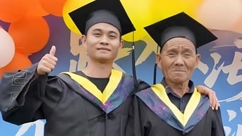 Người cha nông dân lần đầu rời làng quê đi dự lễ tốt nghiệp của con trai