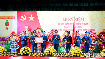 Thượng tướng Lê Huy Vịnh dự Lễ kỷ niệm 50 năm Ngày truyền thống Lữ đoàn Không quân 918