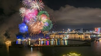 Ngất ngây với 'đại tiệc pháo hoa' rực rỡ bên vịnh Hạ Long