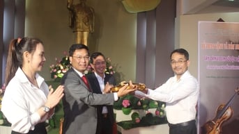 Lâm Đồng đón nhận đàn violin độc bản bằng sứ của nghệ sĩ Nguyễn Xuân Huy