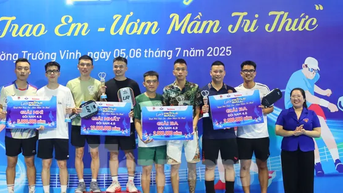 16 cặp vận động viên xuất sắc được nhận cup tại Giải Pickleball ‘Quạt mát trao em - Ươm mầm tri thức’