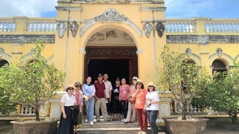 Làng Thành Phố với mỹ nhân và khanh tướng