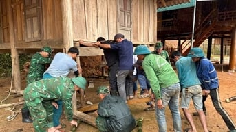 Bộ đội Biên phòng hỗ trợ người dân khắc phục hậu quả do mưa lớn ở Na Loi