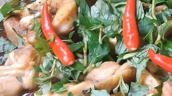 Mách bạn cách làm gà kho rau răm thơm ngon đơn giản, cực lạ miệng