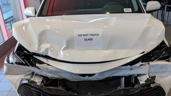 Toyota trưng bày Camry tai nạn "bẹp đầu, nát đuôi" ở đại lý