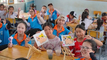 Thắp lên tình người từ những điều giản dị