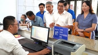 Lãnh đạo thành phố thăm, động viên và kiểm tra công tác vận hành chính quyền địa phương 2 cấp