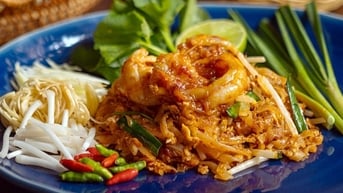 Đầu bếp nhà hàng 3 sao Michelin chỉ cách nấu pad Thái được yêu thích hơn 1 thế kỷ